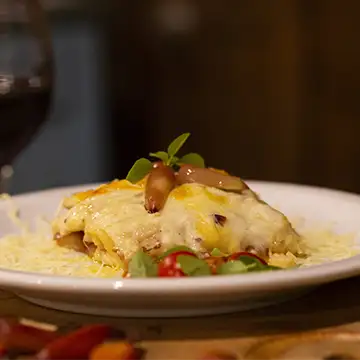 Lasanha gratinada servida na Cantina Zanchetta